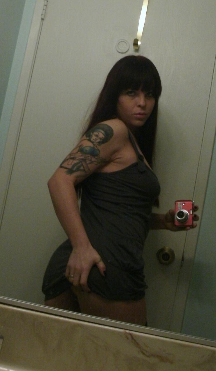 20P Amateur-Teenager Carlye Green zieht ihr Kleid aus und macht sexy Spiegel-Selfies