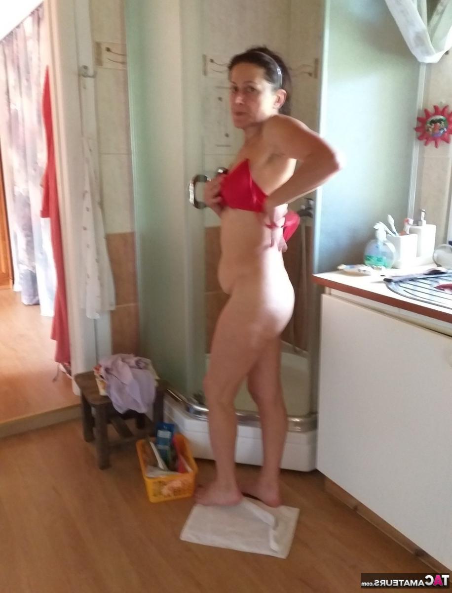 16P Die reife Dame Diana Ananta zieht sich vor dem Duschen aus
