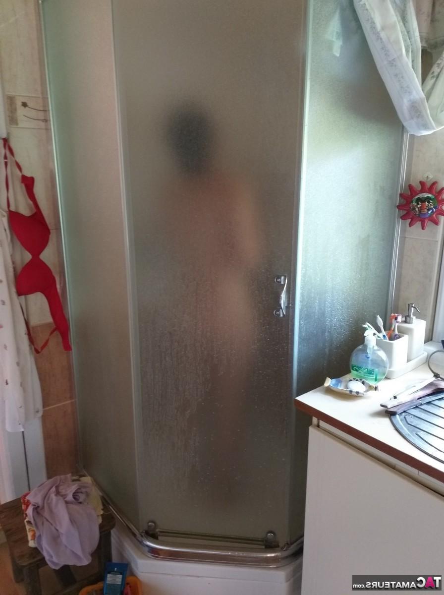 16P Die reife Dame Diana Ananta zieht sich vor dem Duschen aus