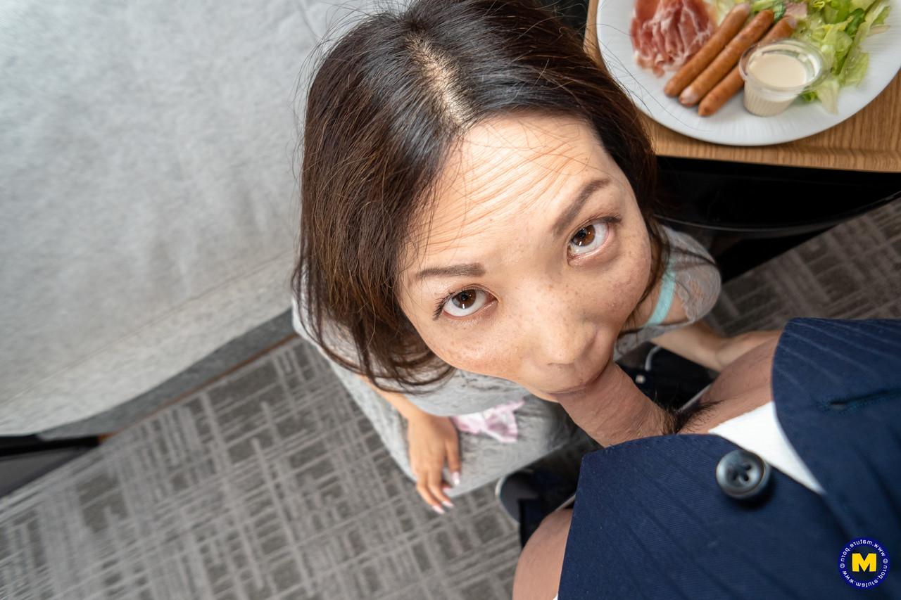 11P La femme japonaise Midori Minami arbore un creampie après avoir servi le dîner et baisé