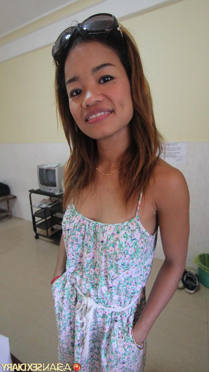20P La linda asiática Alina muestra sus turgentes tetas y disfruta del sexo POV con un extraño