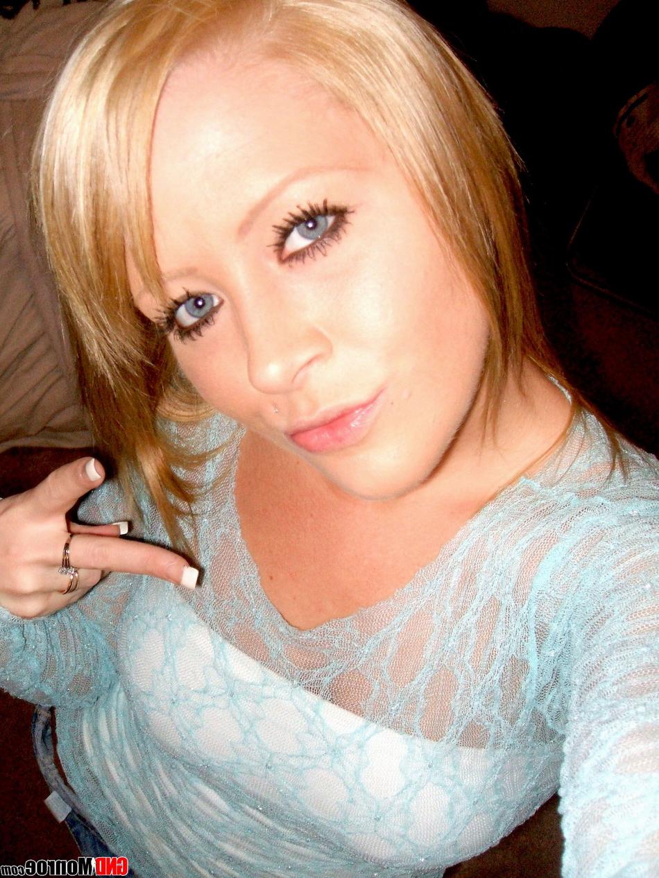 12P Loira amadora tira fotos provocantes enquanto usava um top transparente