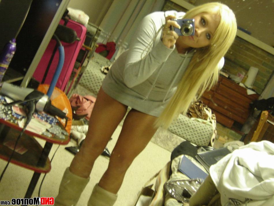 12P Adolescente rubia se toma tentadoras autofotos en su lugar de residencia