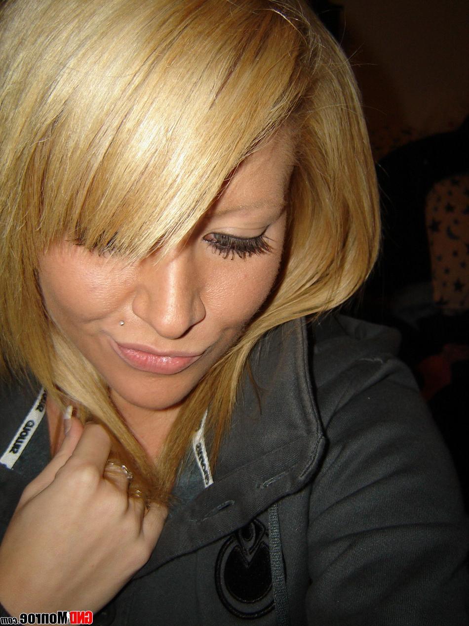 12P Adolescente rubia se toma tentadoras autofotos en su lugar de residencia