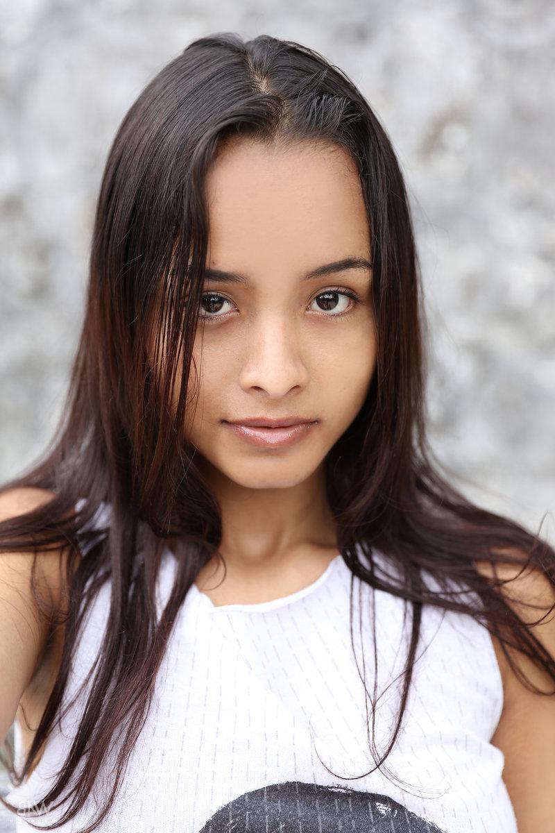 16P A pequena adolescente Liloo descobre seus belos seios antes de mostrar sua vagina raspada