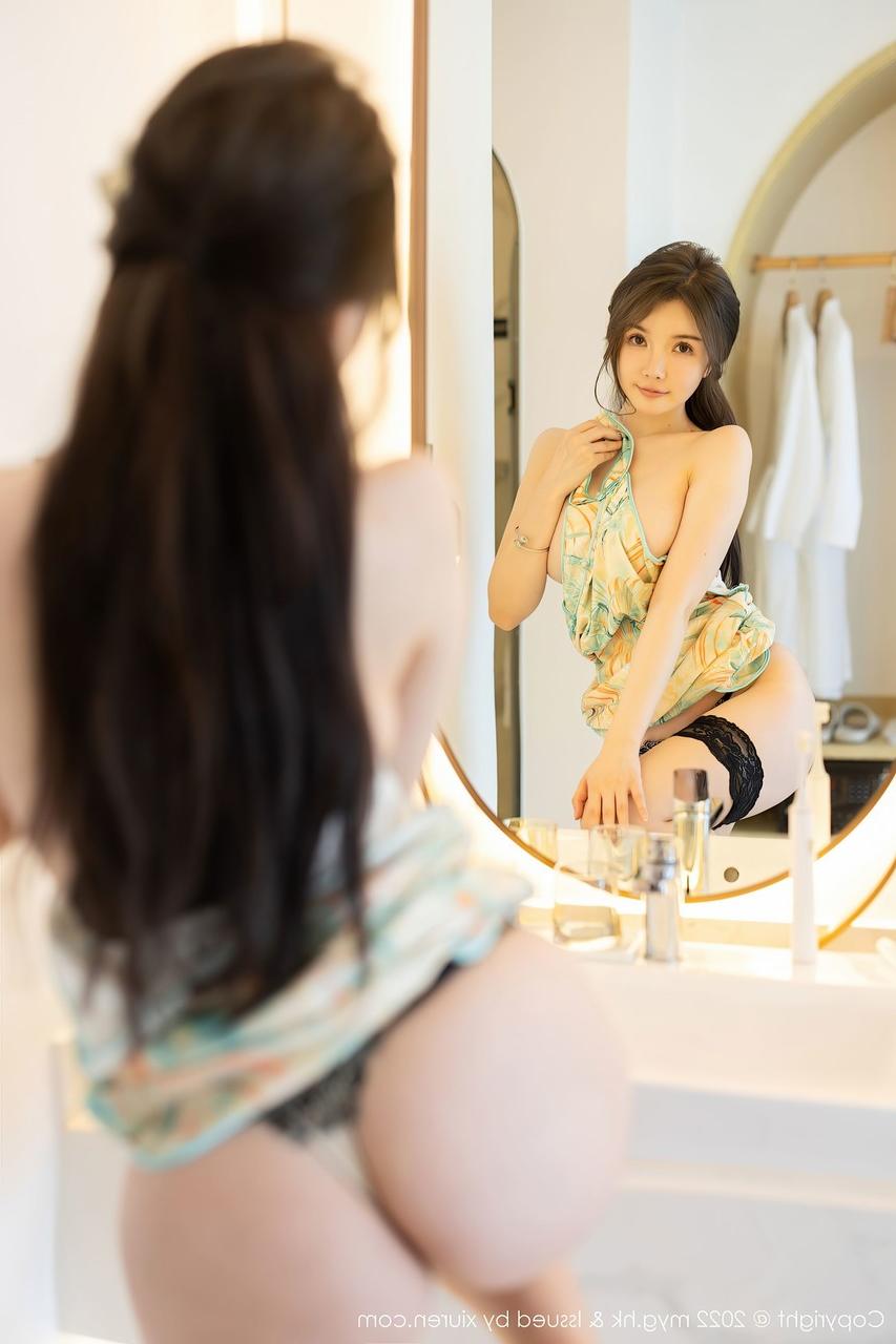 10P Belle petite amie chinoise exhibant ses gros seins et son cul en solo
