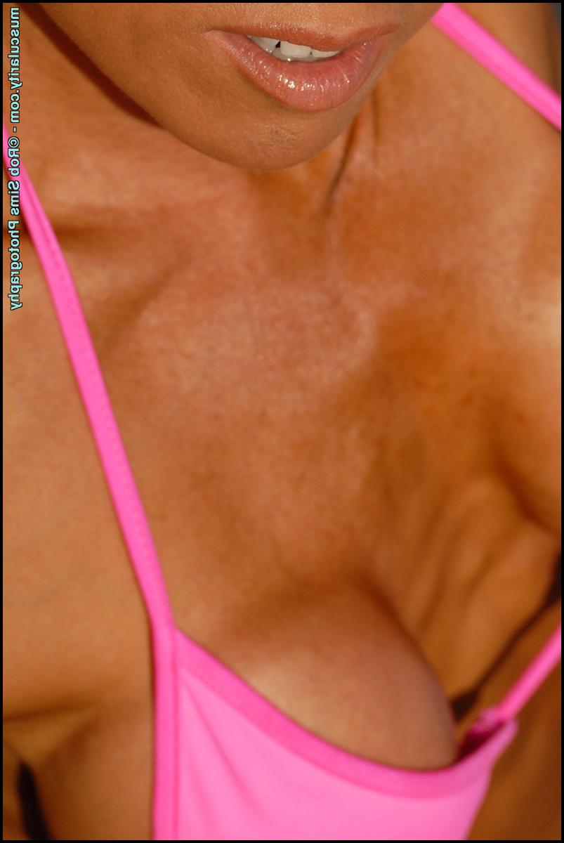 15P Jennifer Dejoya, mannequin asiatique de fitness, pose en bikini rose sur une plage.