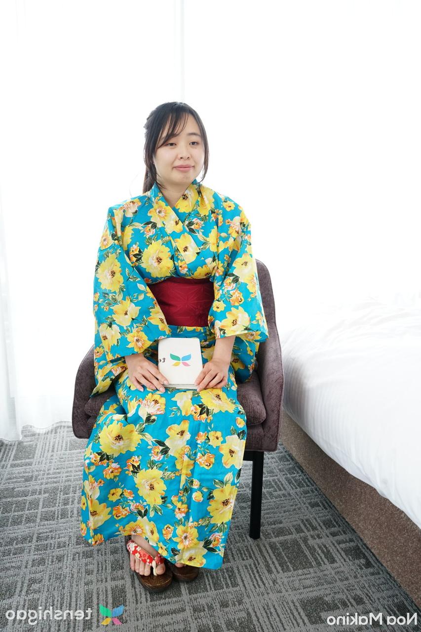 15P La jeune japonaise Noa Makino se masturbe avant un rapport sexuel.