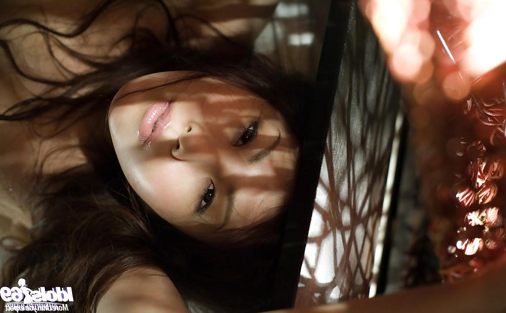 14P Arousing asian babe Shinohara Ryou showcasing her seductive curves