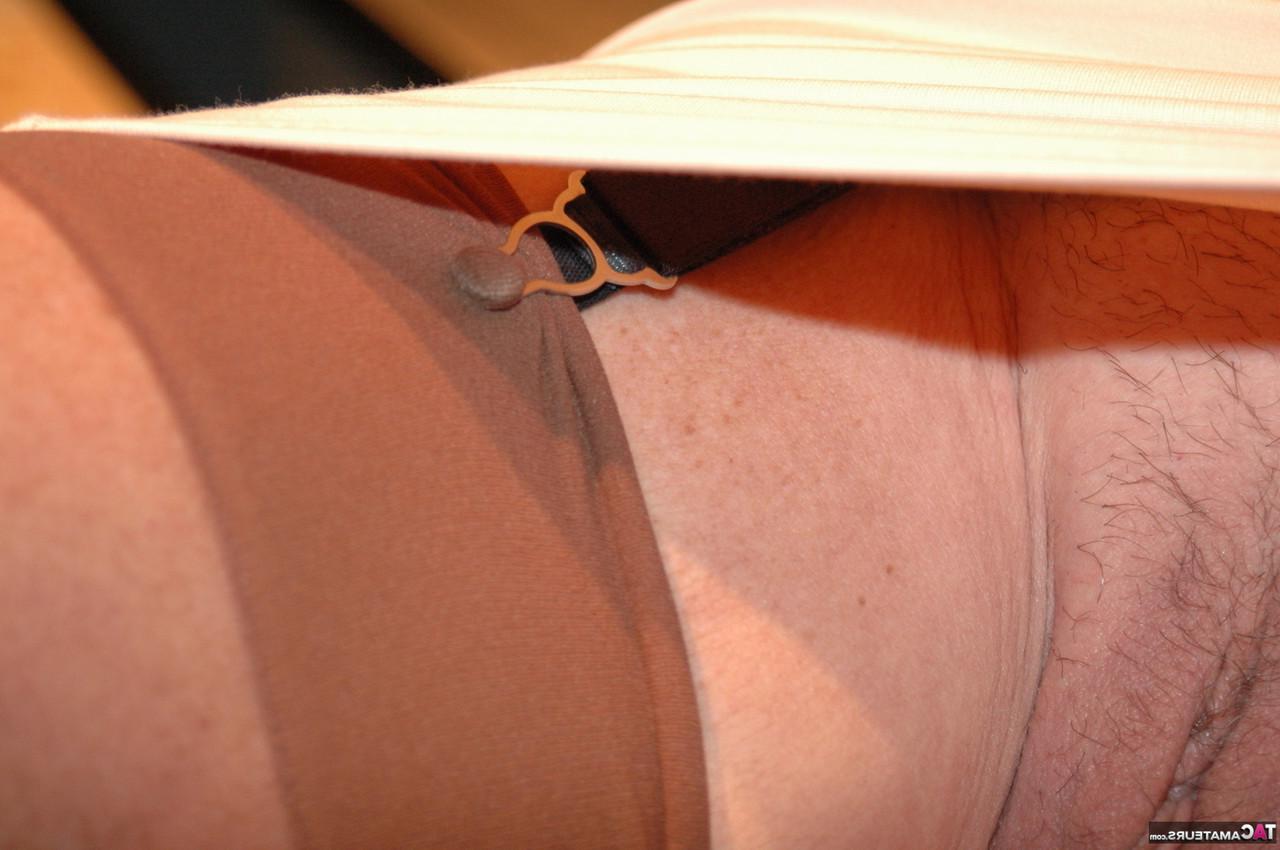 16P Mulher madura Kyras Nylons mostra sua buceta durante a ação upskirt