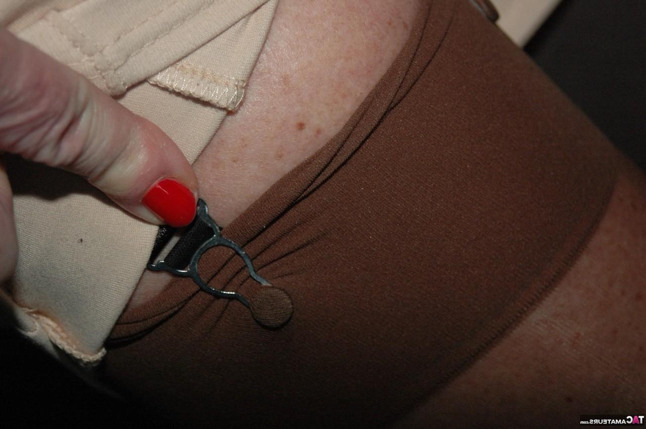 16P Mulher madura Kyras Nylons mostra sua buceta durante a ação upskirt
