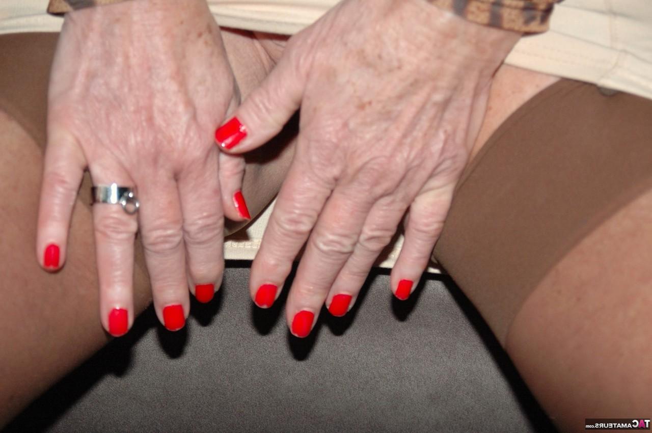 16P Mulher madura Kyras Nylons mostra sua buceta durante a ação upskirt