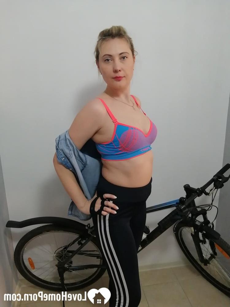 20P Curvy amateur cyclist undressing and posing naked on her bicycle