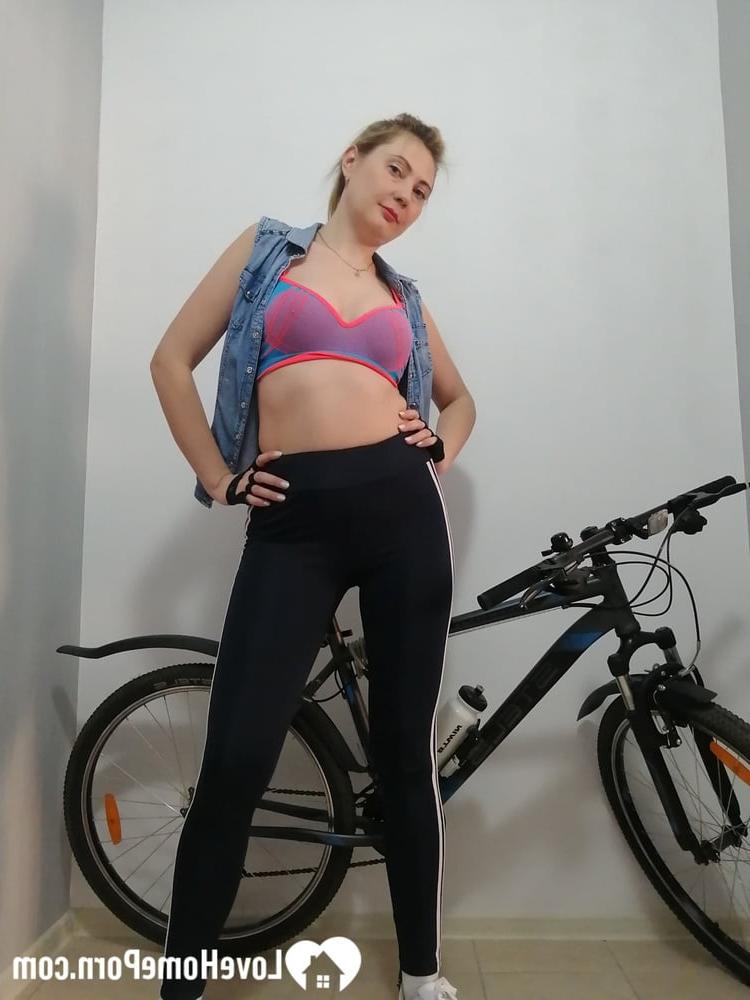 20P Curvy amateur cyclist undressing and posing naked on her bicycle