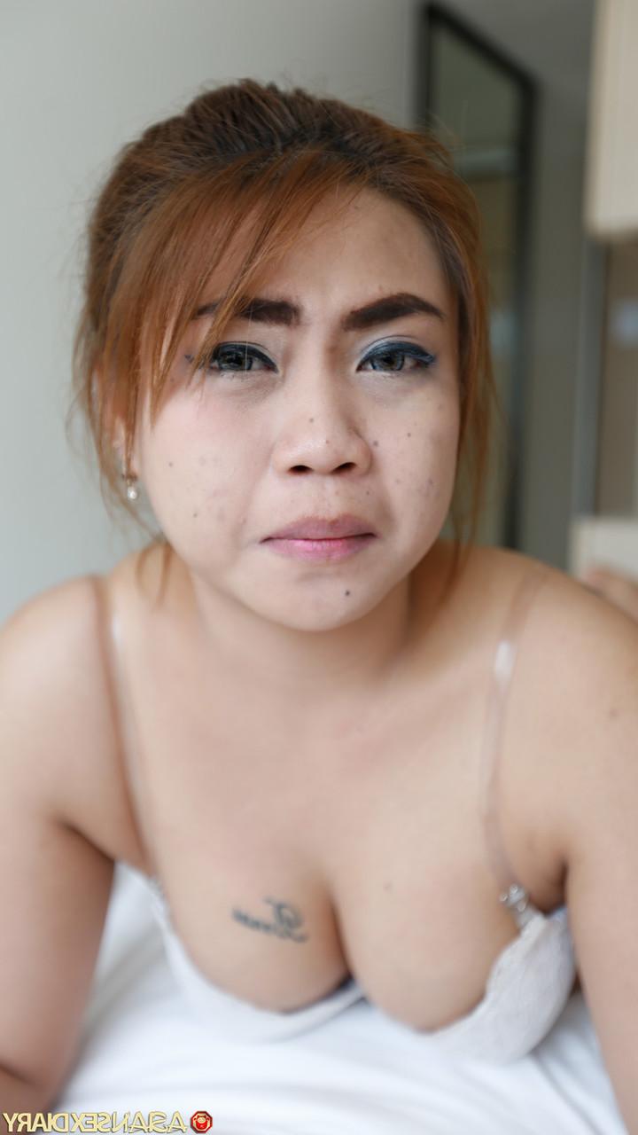 20P La pequeña asiática Pow hace alarde de su cuerpo regordete y se la follan en acción POV