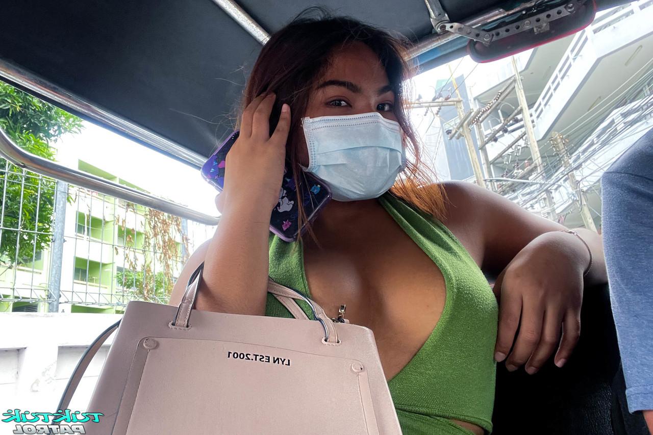 20P Der mollige thailändische Teenager Deer gibt einen Blowjob und einen Tittenjob, bevor er hart gefickt wird