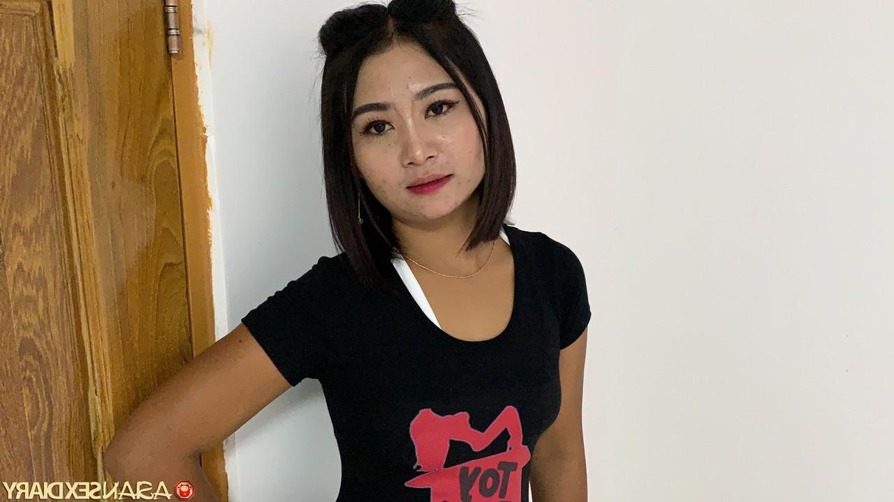 20P 大きなお尻の生意気なアジア人熟女 Ice C が白いパンティーで硬いペニスをこぶ