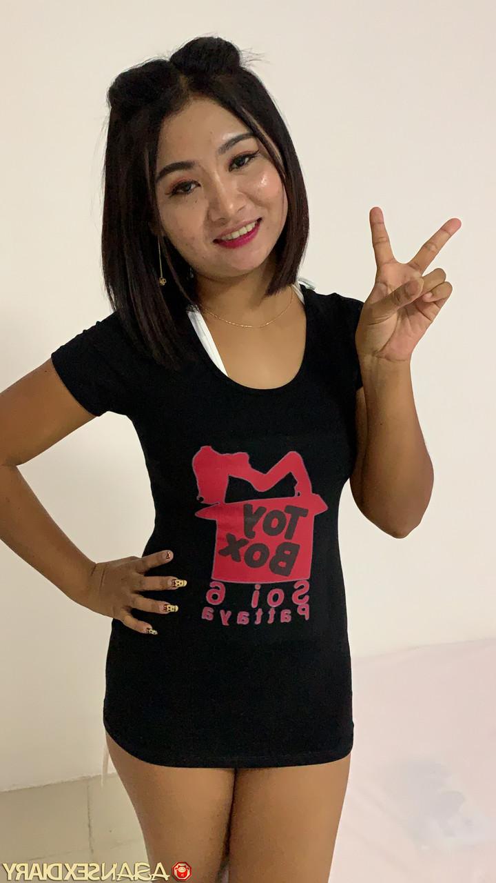 20P 大きなお尻の生意気なアジア人熟女 Ice C が白いパンティーで硬いペニスをこぶ