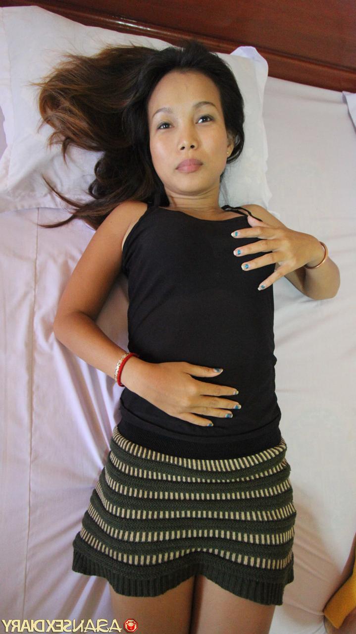 20P La sexy asiática Sok Neng se desnuda y disfruta de sexo estilo perrito en POV