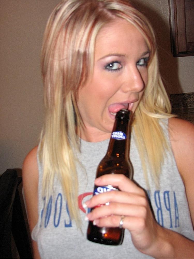 20P Tipsy amateur babe Austin Candid unveils her big tits with pierced nipples