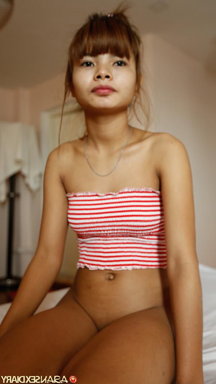 20P La guapa adolescente asiática Mildred B hace alarde de sus pequeñas tetas mientras la follan en POV
