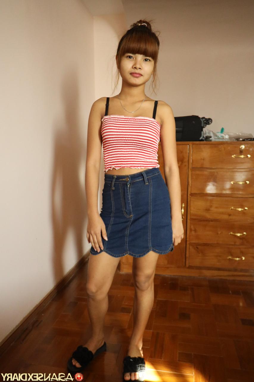 20P La guapa adolescente asiática Mildred B hace alarde de sus pequeñas tetas mientras la follan en POV