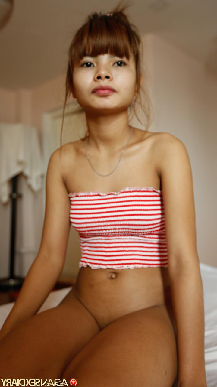 20P La guapa adolescente asiática Mildred B hace alarde de sus pequeñas tetas mientras la follan en POV