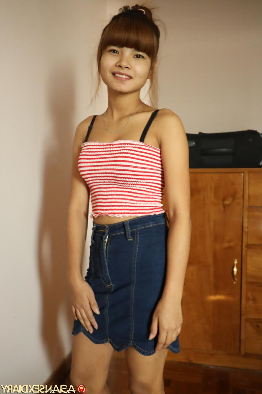 20P La guapa adolescente asiática Mildred B hace alarde de sus pequeñas tetas mientras la follan en POV