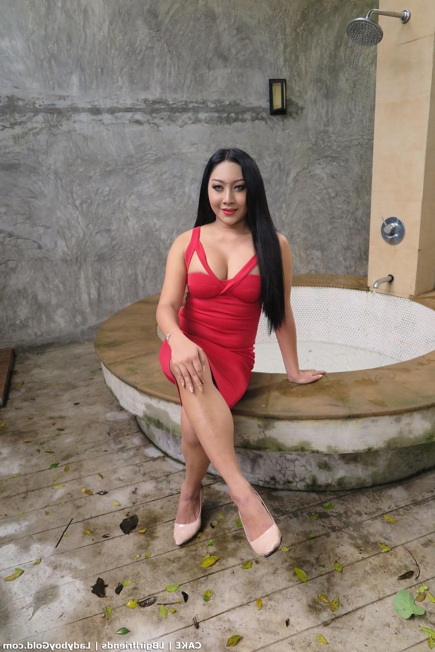 18P Bolo amador rechonchudo e peituda tira o vestido vermelho para mostrar seu pau de travesti ao ar livre