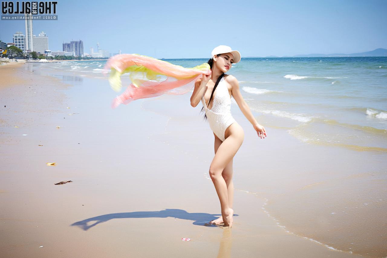 16P Der heiße asiatische Teenager Lemon zieht sich nach einem Tag am Strand beim Duschen aus
