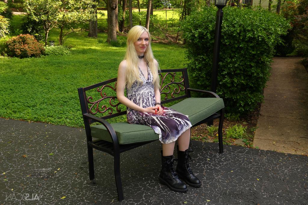 16P La joven rubia Celestina Blooms se toma selfies mientras se desnuda con botas negras