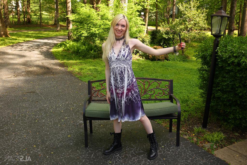 16P La joven rubia Celestina Blooms se toma selfies mientras se desnuda con botas negras