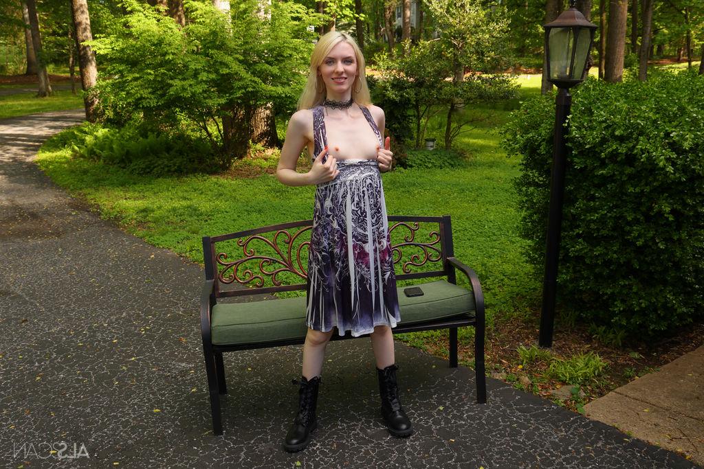 16P La joven rubia Celestina Blooms se toma selfies mientras se desnuda con botas negras