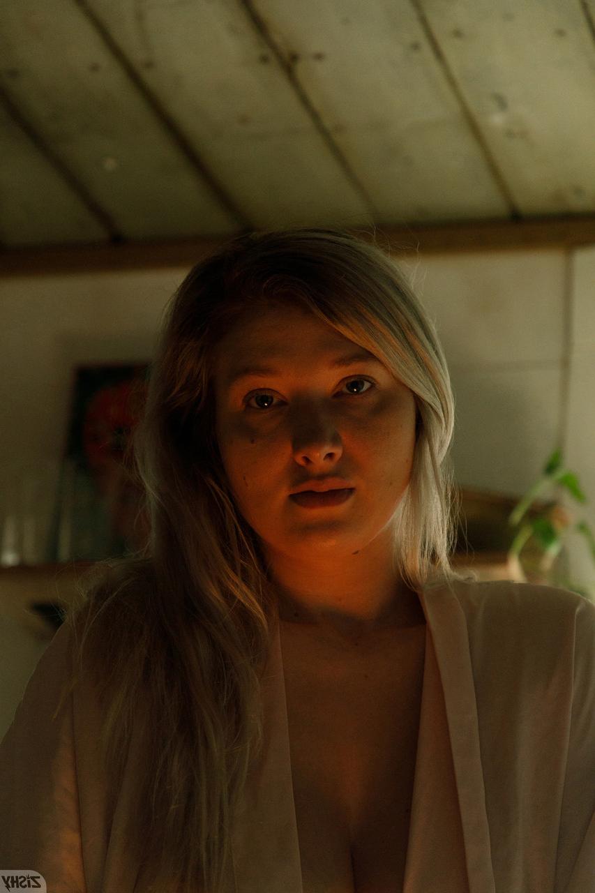 13P Das dralle Babe Emily Right zeigt ihre großen Brüste und ihren tollen Arsch