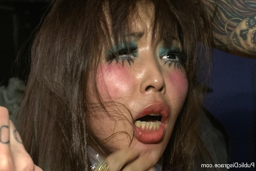 11P Une fille asiatique est immobilisée et gangbangée sous la menace de torture électrique