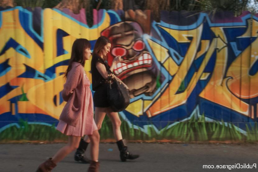 11P Une fille asiatique est immobilisée et gangbangée sous la menace de torture électrique