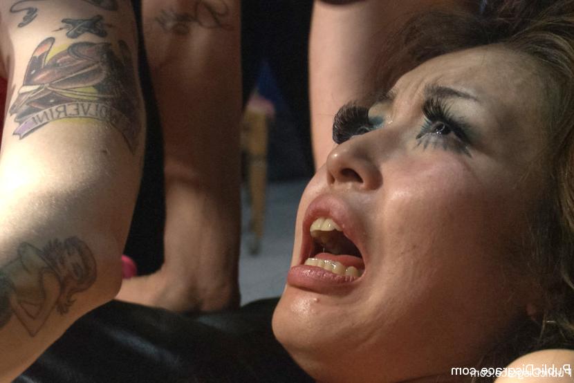 11P Une fille asiatique est immobilisée et gangbangée sous la menace de torture électrique
