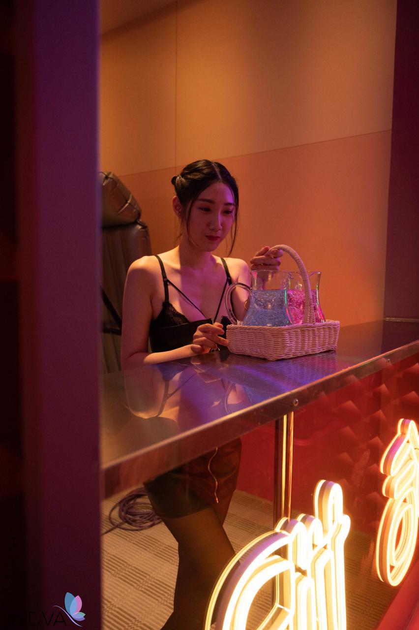 20P Asian masseuse Li Er teases with her big tits during a sensual massage session