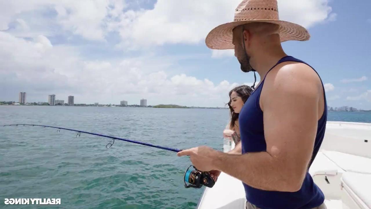 20P A fofa adolescente Valerica Steele é fodida e facialed durante uma viagem de pesca