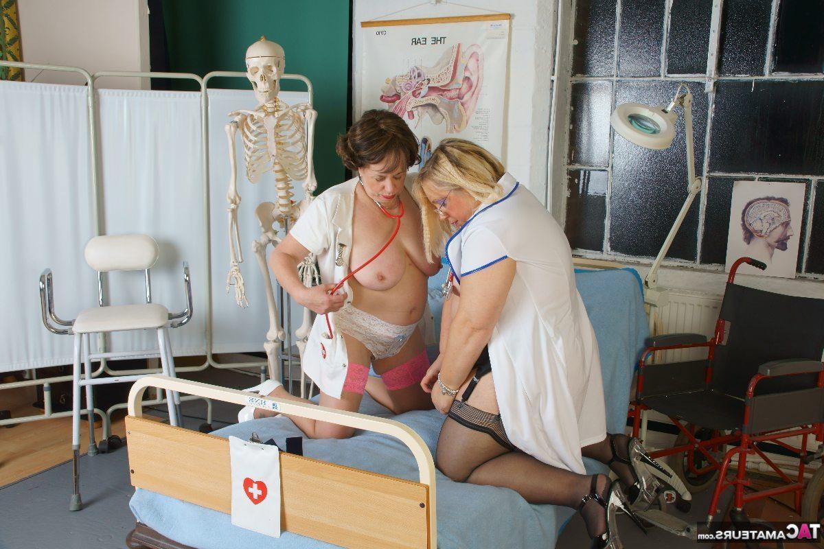 16P Lexie Cummings, une grosse britannique plus âgée, participe à un jeu lesbien au travail avec une infirmière