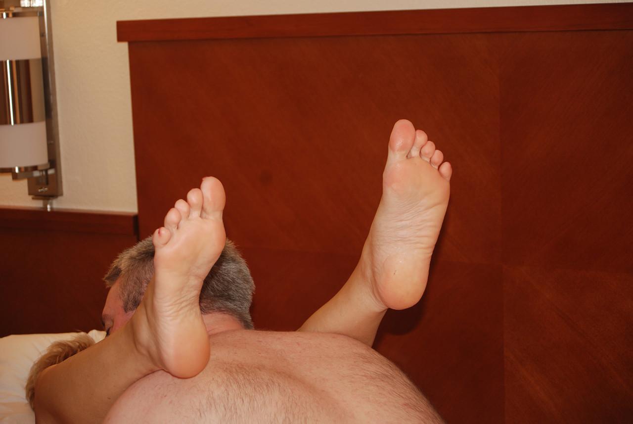 20P MILF com cabelo curto Tracy Lick tem os pés lambidos antes de fazer um footjob