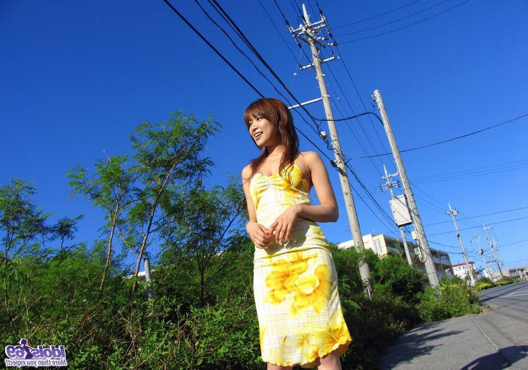 16P A linda japonesa Yua Aida revela seus belos seios depois de um dia na praia