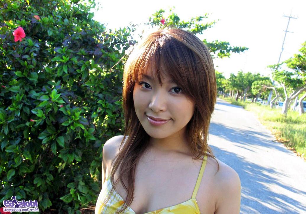 16P A linda japonesa Yua Aida revela seus belos seios depois de um dia na praia