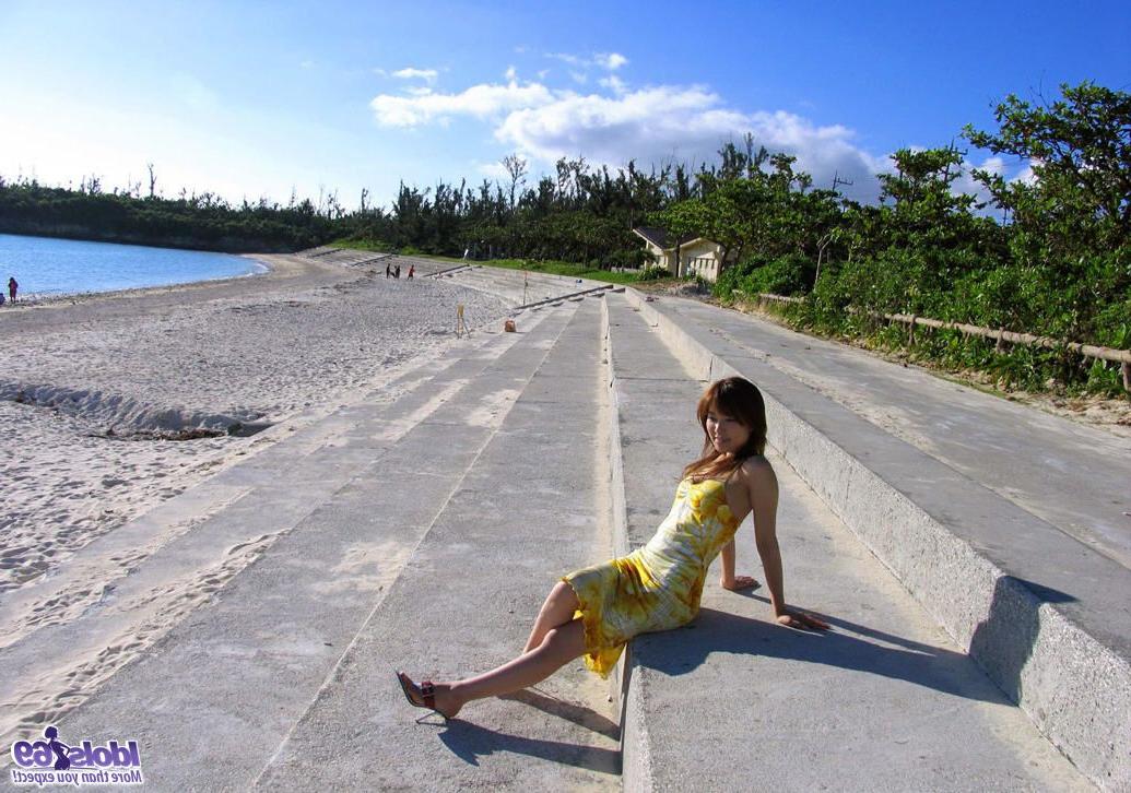 16P A linda japonesa Yua Aida revela seus belos seios depois de um dia na praia