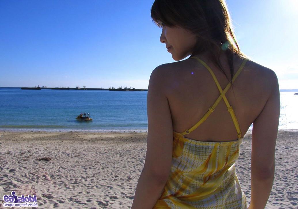 16P A linda japonesa Yua Aida revela seus belos seios depois de um dia na praia