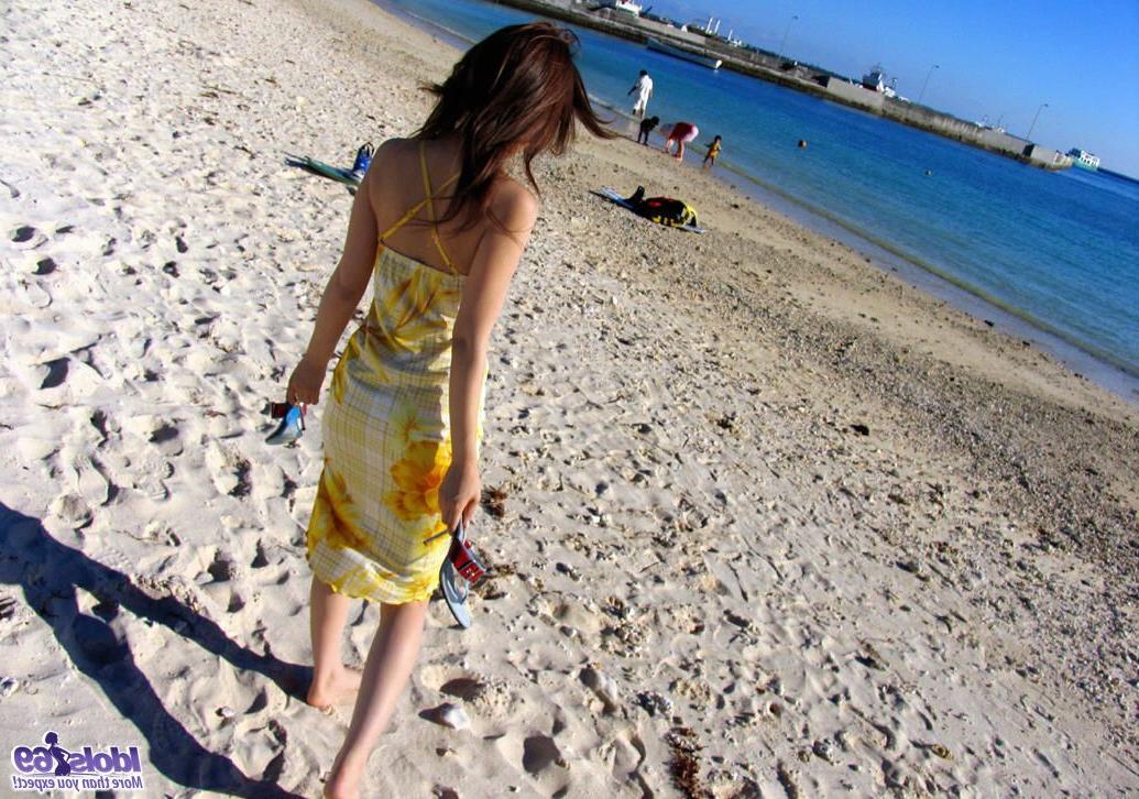 16P A linda japonesa Yua Aida revela seus belos seios depois de um dia na praia
