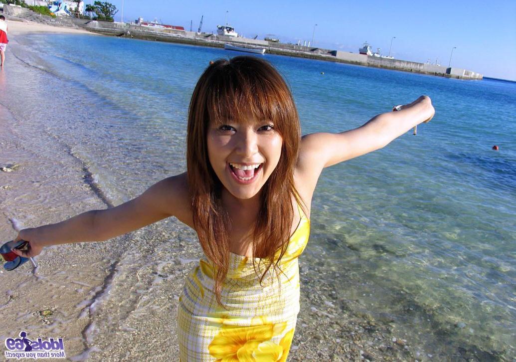 16P A linda japonesa Yua Aida revela seus belos seios depois de um dia na praia