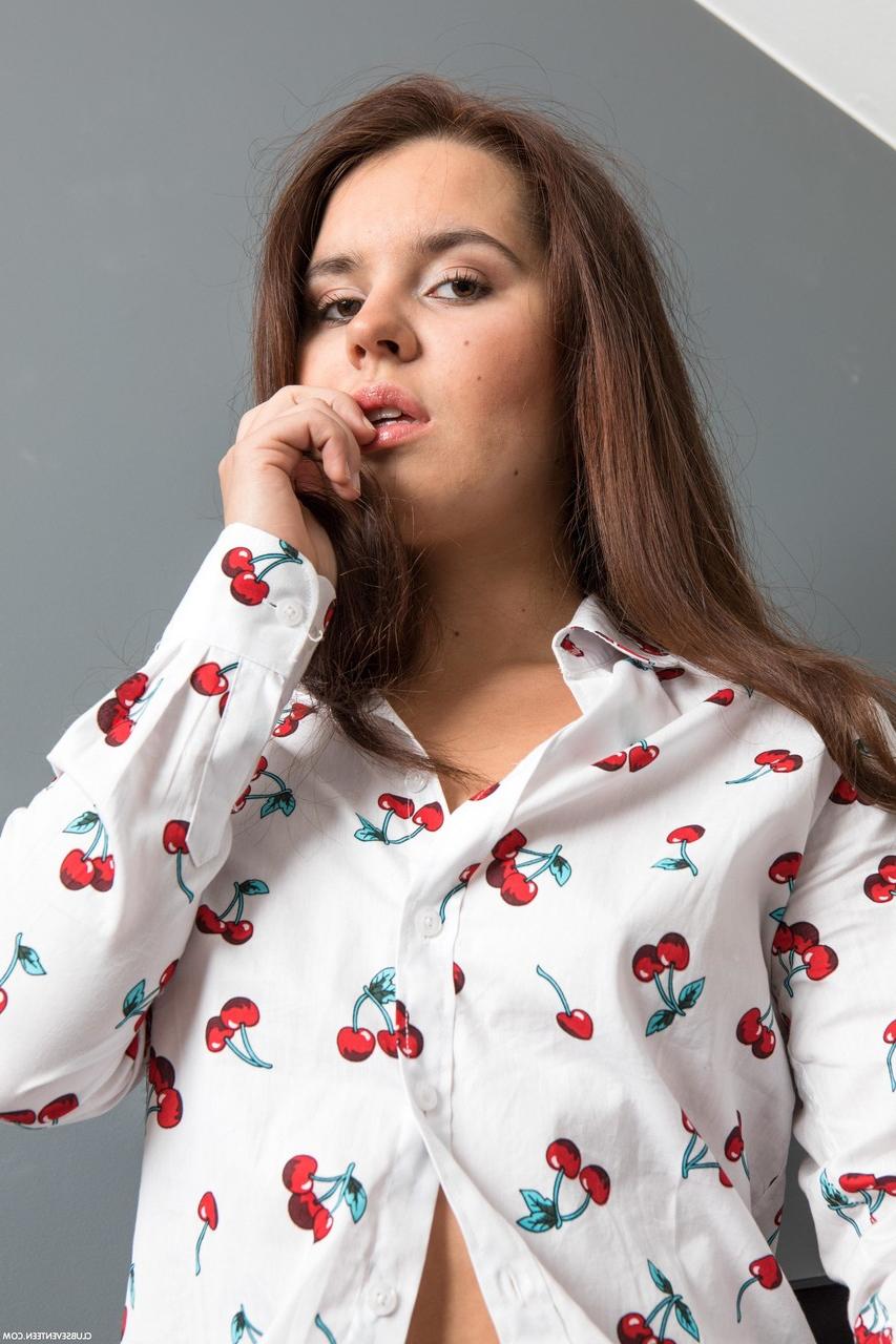 20P Das heiße brünette Babe Bruna spielt in einem Solo mit ihrer geschwollenen Muschi und ihrem großen Hintern