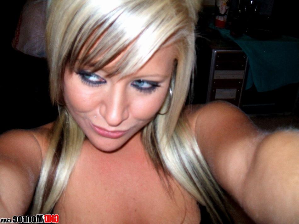 12P Adolescente loira tira fotos enquanto fica nua ao mesmo tempo