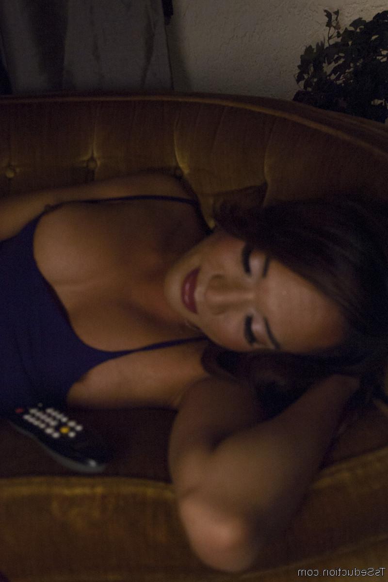 20P A travesti gostosa Jessica Fox e um cara musculoso fazem sexo anal um com o outro